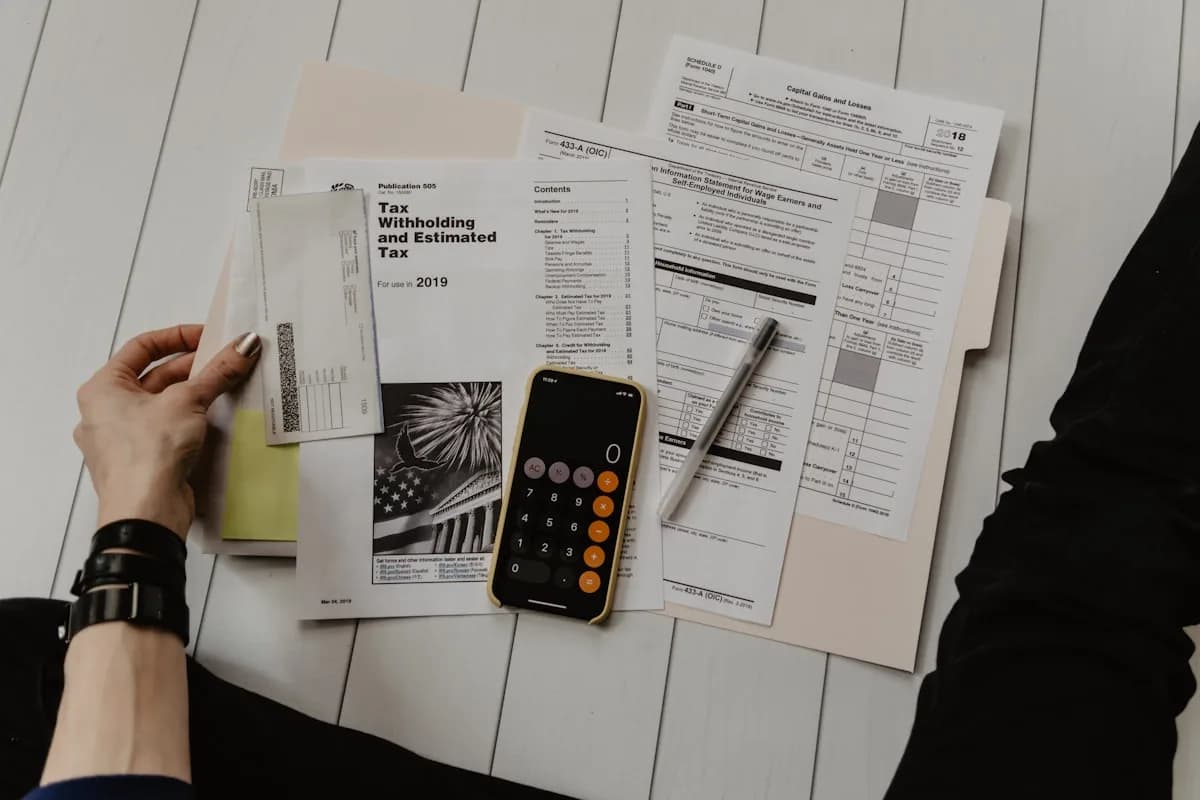 Documents et calculatrice utilisés pour préparer un devis d'assurance
